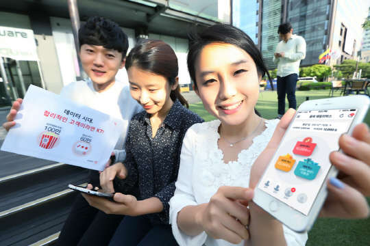 KT는 지난 8일 국내 최초로 데이터 선택 요금제를 내놓은데 이어 '팝콘', '올레 패밀리박스' 등 다양한 데이터 혜택 서비스가 이용자 호응을 얻고 있다고 26일 밝혔다. 데이터 1GB, 데이터로밍 무제한 1일 등을 선택할 수 있는 혜택쿠폰 '팝콘' 이용횟수는 100만회를 넘어섰고, 가족간 데이터를 공유 가능한 '올레 패밀리박스' 가입자도 60만명을 넘어섰다. 회사 모델이 팝콘 이용횟수 100만, 패밀리박스 가입자 60만 돌파를 알리고 있다. <KT 제공>